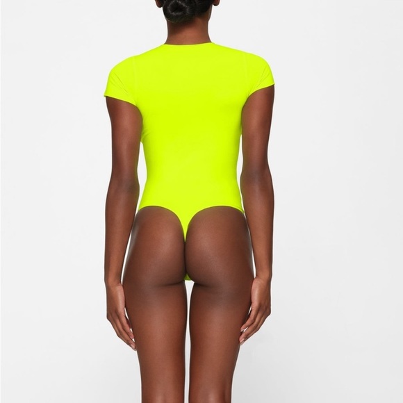 SKIMS Fits Everybody ESSENTIAL T-SHIRT BODYSUIT | Color: Green Highlighter | NEW - Picture 4 of 9